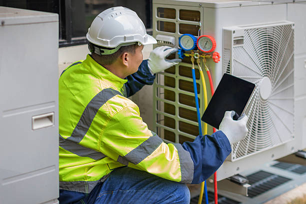 Professional Hvac technician working in Boynton Beach, FL